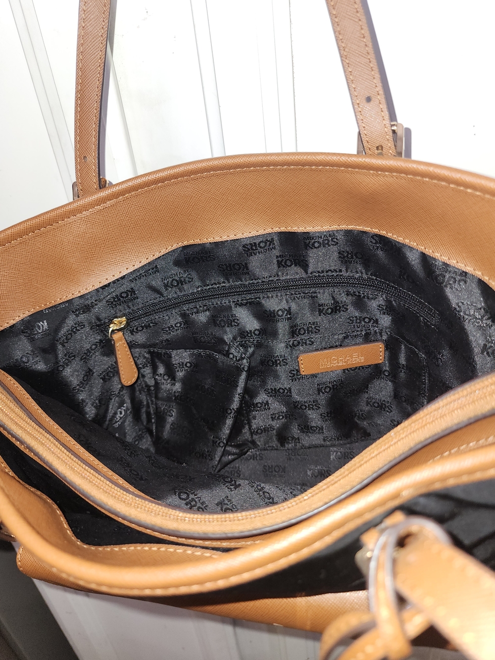 Michael Kors Black and Tan Tote with Matching Tan Wallet- NWOT - Picture 9 of 15
